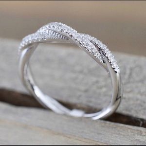 14k white gold 0.06ct twisted ring size 5